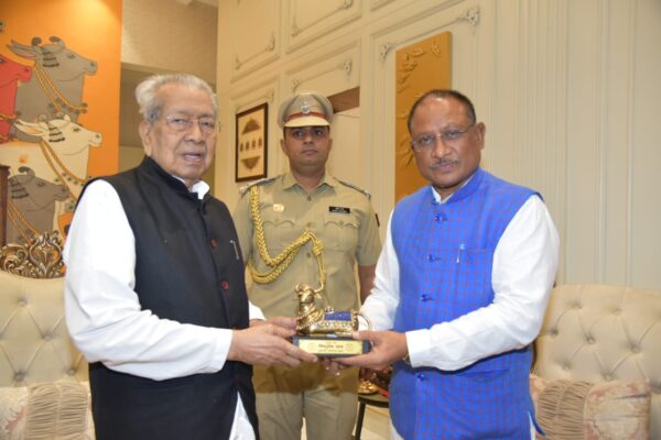 Chief Minister Sai honoured Governor Harichandan by presenting him a bouquet and a memento