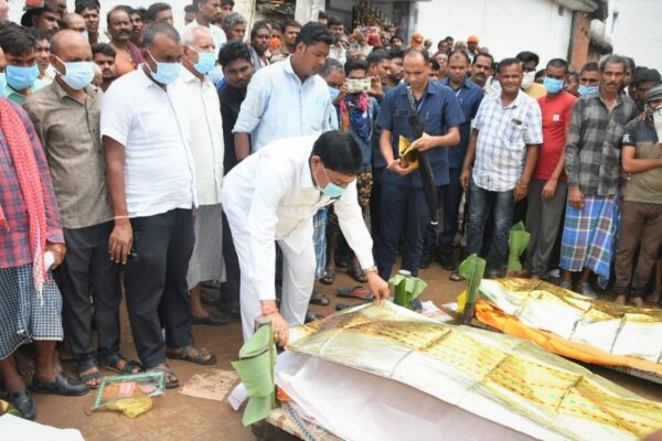 Food Minister Baghel met the families of those who died due to poisonous gas in the well.