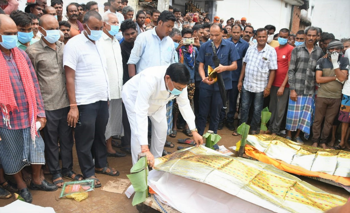 Food Minister Baghel met the families of those who died due to poisonous gas in the well.