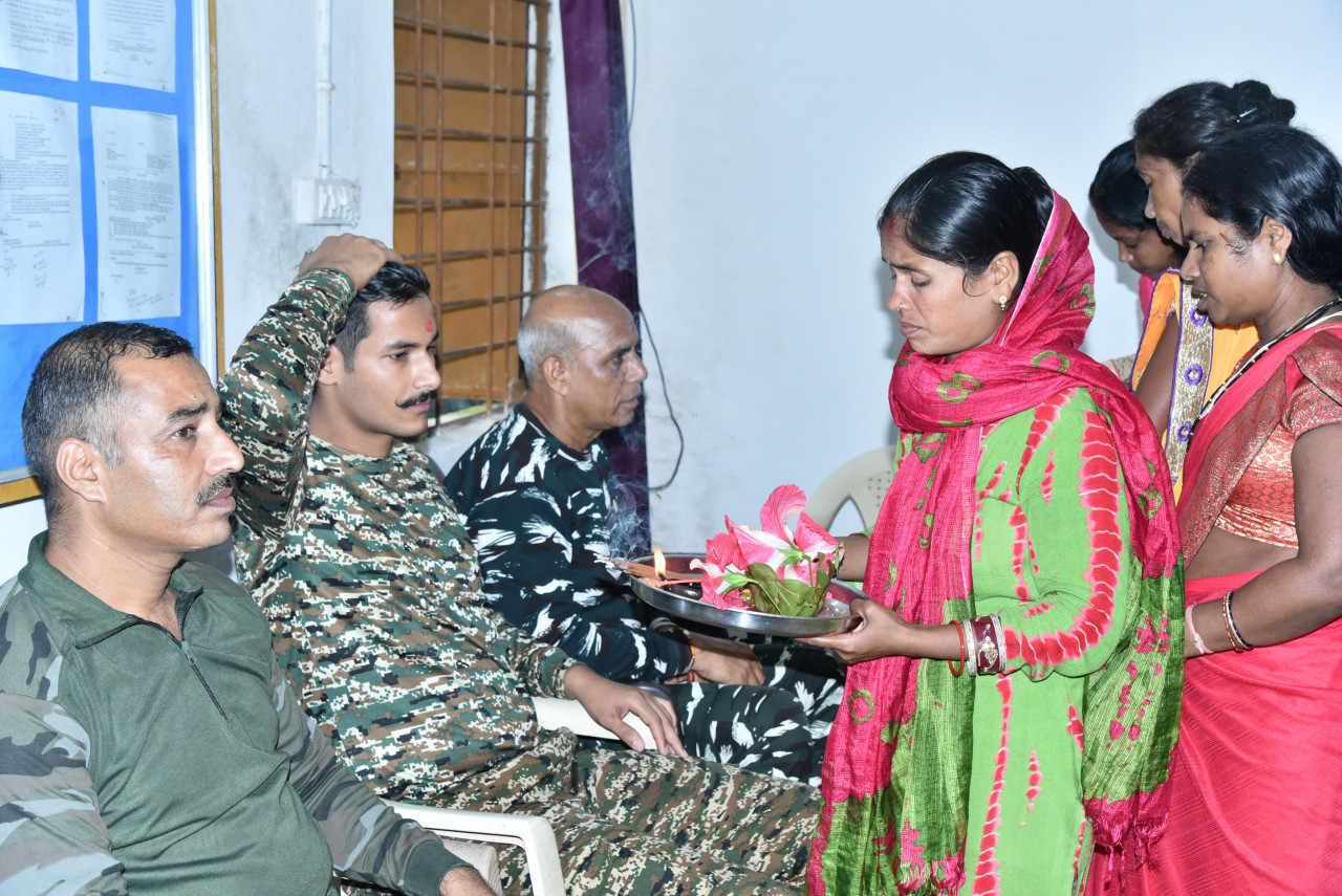 Raksha Bandhan 2024: Sisters tied Rakhi to the soldiers on Raksha Bandhan, sisters wished them a long life