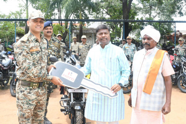 Forest Minister Kedar Kashyap distributed bikes to DRG soldiers