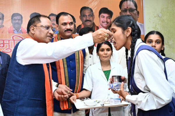 Chief Minister Shri Vishnu Dev Sai attended the program organized on the occasion of National Deworming Day at J.R. Dani Girls School in the capital Raipur