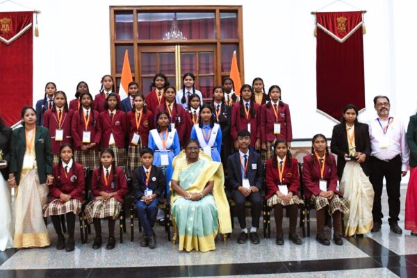 The girl students of Surguja division paid a courtesy visit to Her Excellency President Draupadi Murmu