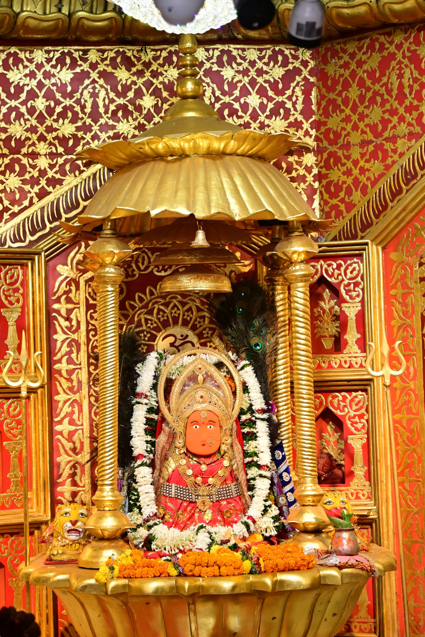 The Governor offered prayers to Maa Bamleshwari in Dongargarh