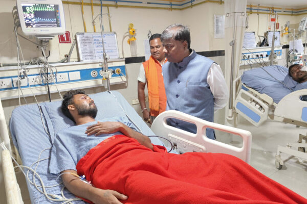 Forest Minister Kedar Kashyap met the injured soldiers and enquired about their well-being