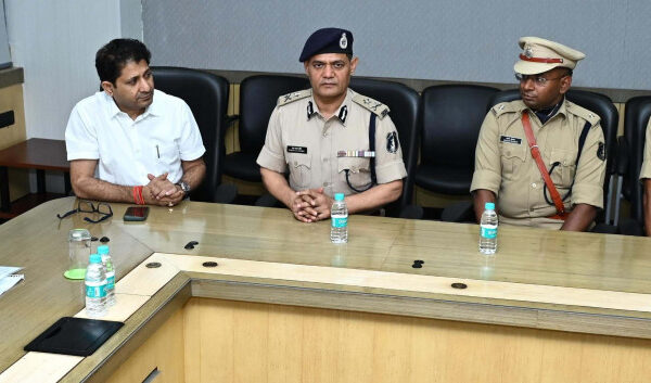 The trainees undergoing training at the Police Training Academy paid a courtesy visit to the Chief Minister