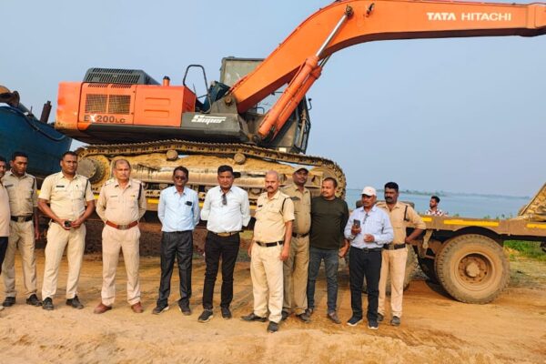 A submarine-like machine and chain mountain, two trucks and three tractors involved in illegal excavation and transportation of sand were seized