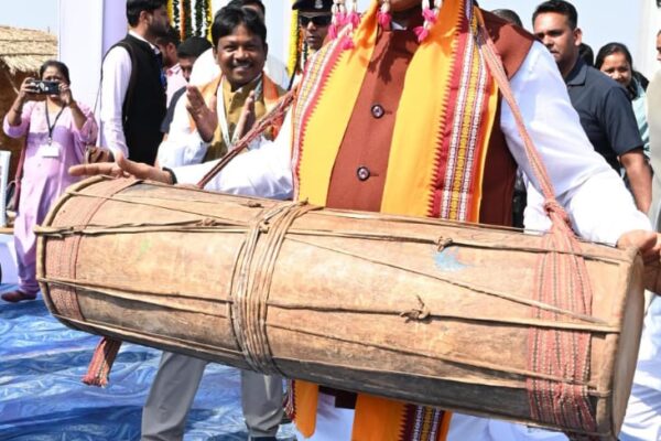 Chief Minister was welcomed in Bastariya style, felicitated by wearing Gaursing crown