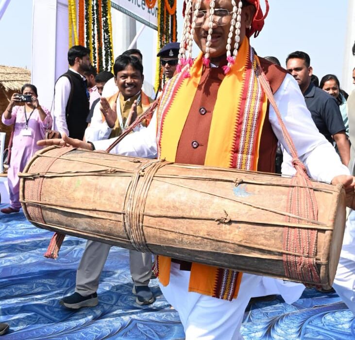 Chief Minister was welcomed in Bastariya style, felicitated by wearing Gaursing crown