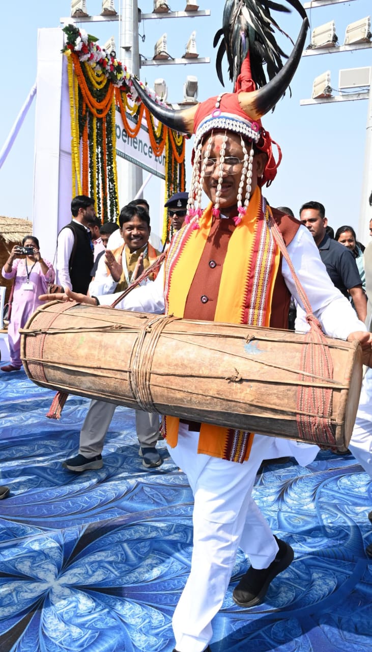 Chief Minister was welcomed in Bastariya style, felicitated by wearing Gaursing crown