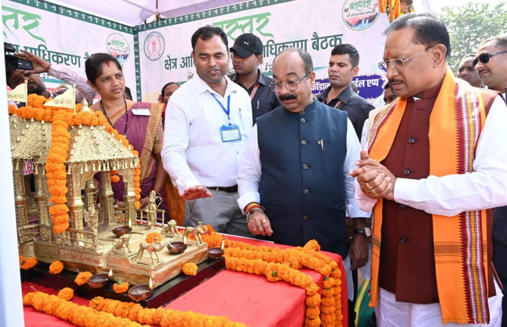 Chief Minister was welcomed in Bastariya style, felicitated by wearing Gaursing crown