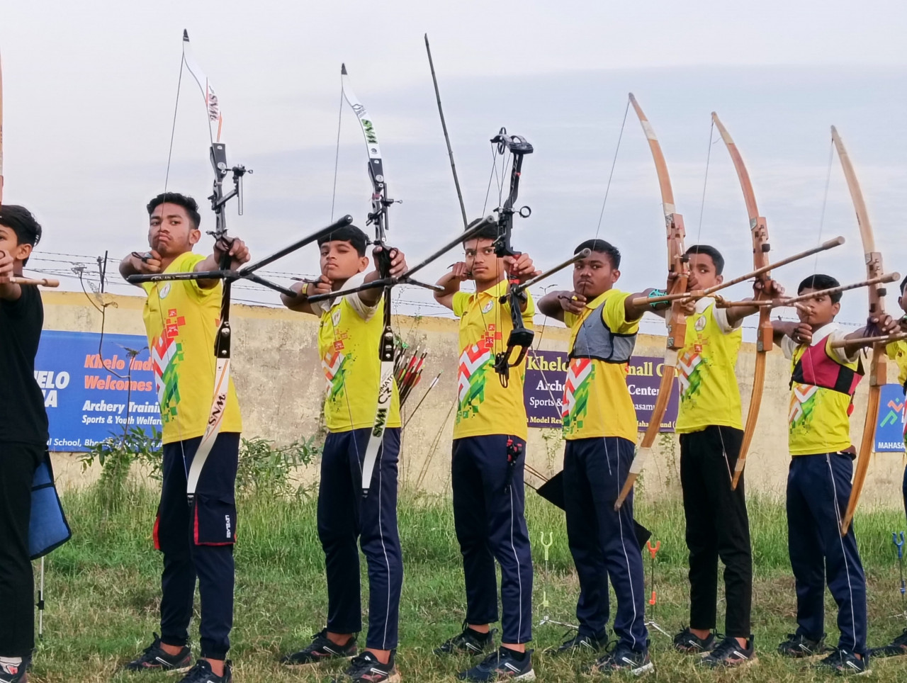 महासमुंद :Tribal children showing their skills in archery, many players of the district are taking training at Khelo India Archery Center