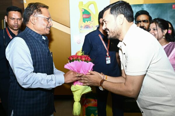 Suhag CG Film: मुख्यमंत्री ने मैग्नेटो मॉल में देखी छत्तीसगढ़ी फिल्म ‘सुहाग’ Suhag CG Film: Chief Minister watched Chhattisgarhi film 'Suhag' in Magneto Mall